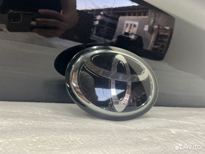 Эмблема передняя Toyota Camry V70 2017-2021