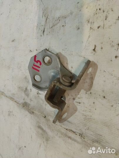 Петля двери передняя правая Kia Spectra S6D 2006