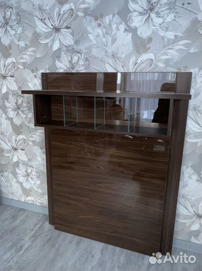 Полка настенная с панно крепится на стену