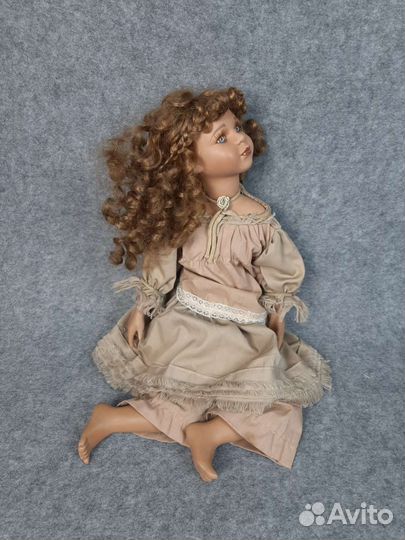 Кукла фарфоровая