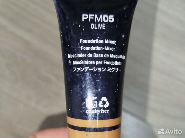 Аджастер NYX. Тональный крем тёмный