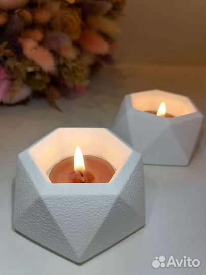 Подсвечники со свечами