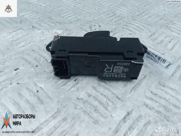 Кнопка стеклоподъемника переднего правого Peugeot