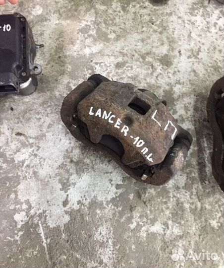 Суппорт передний Mitsubishi Lancer 10