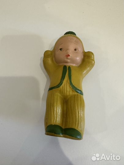 Резиновый пупс в желтом костюме