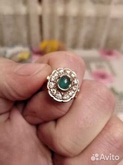 Кольцо с бриллиантами и изумрудом