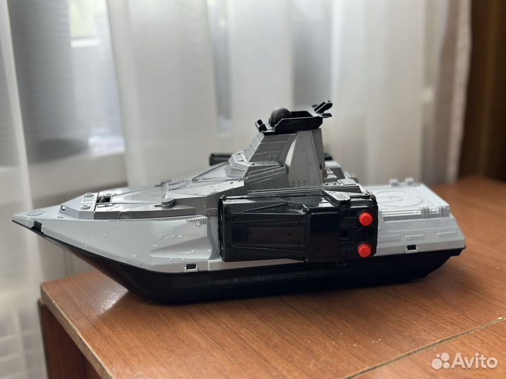 Корабль, стреляющий ракетами