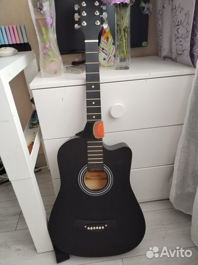 Акустическая гитара