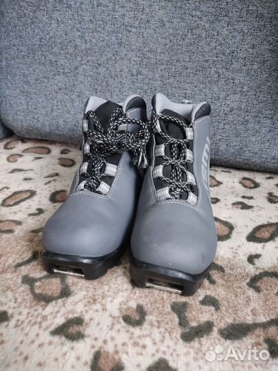 Лыжные ботинки и лыжи