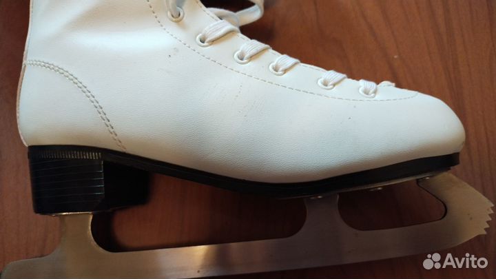 Продам женские коньки 