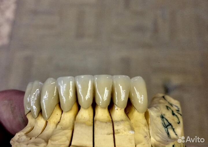 Зубной техник керамист