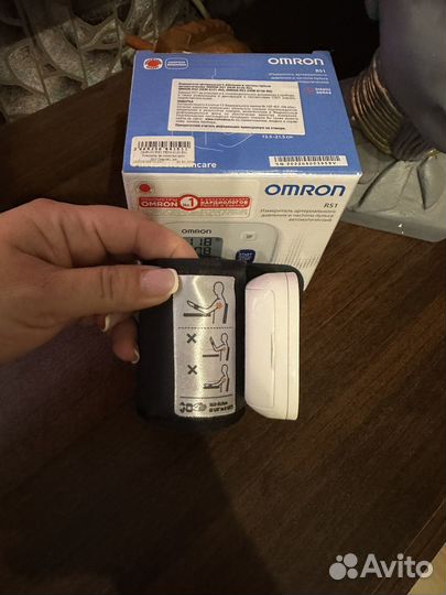 Тонометр на запястье omron