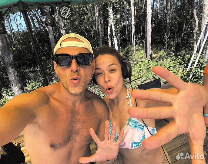 Диджей девушка и Африканский барабан Джембе