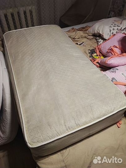 Детская кровать с маятником и матрасом