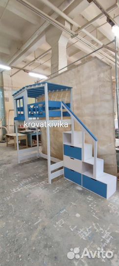 Кровать чердак домик с лестницей комодом