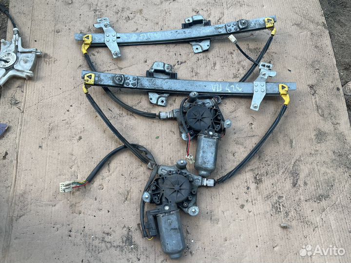 Стеклоподъемник передний лев и прав на Mazda 323