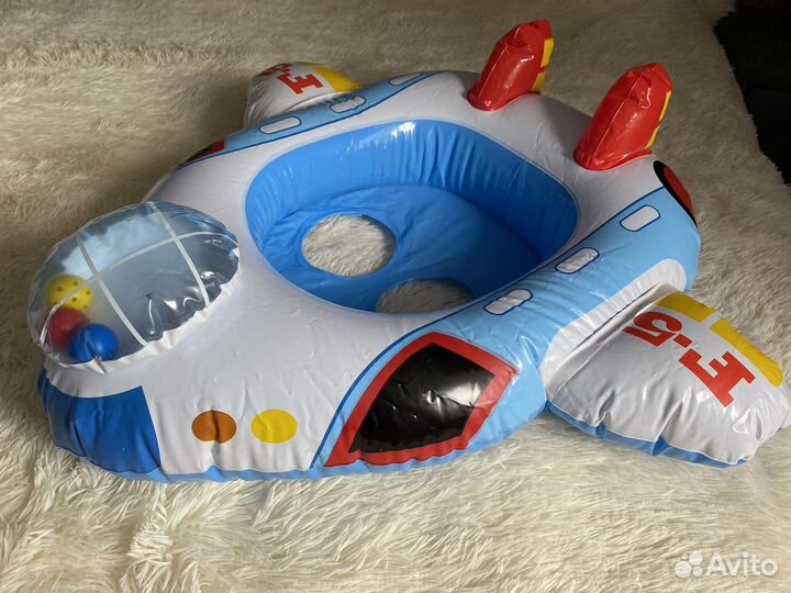 Надувной самолет с ножками