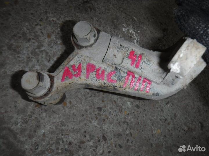 Кулак передний правый Toyota Auris 4ZZ 2008