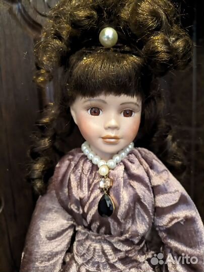Кукла фарфоровая