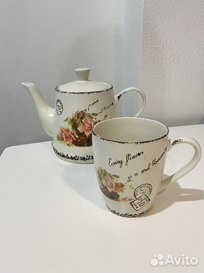 Заварочный чайник и кружки бокал под пиво