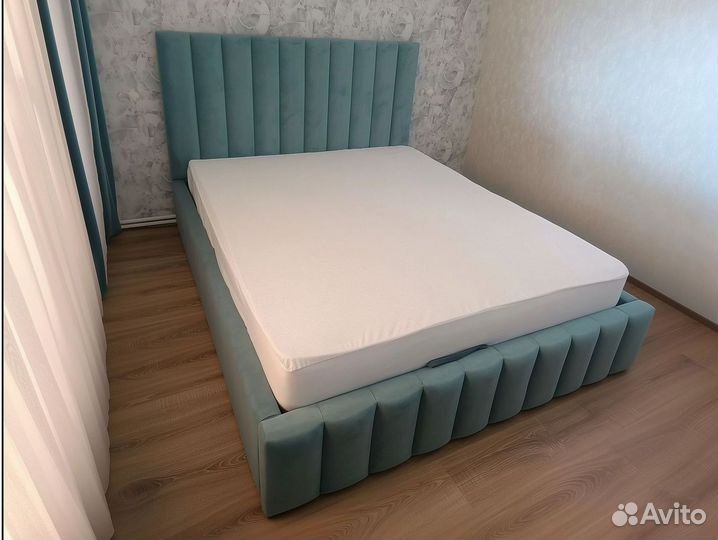 Двуспальные кровати с бельевыми ящиками