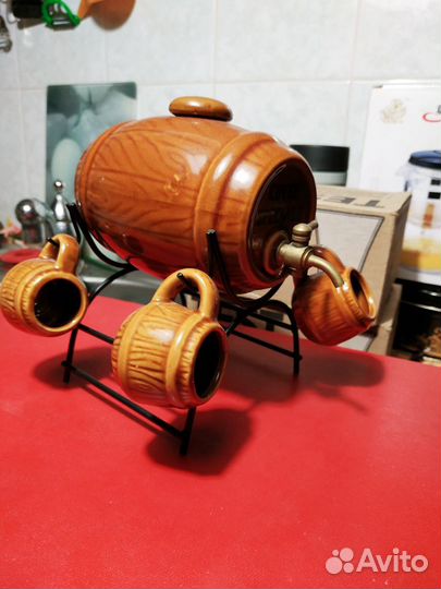 Декоративный бочонок с кружками