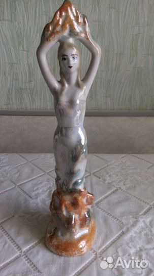 Фарфоровая статуэтка 