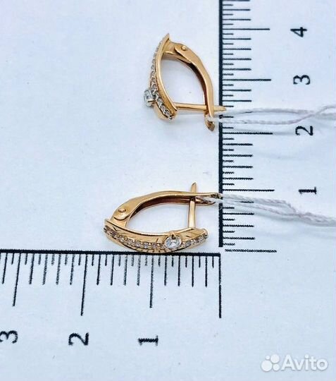 Золотые серьги с камнем