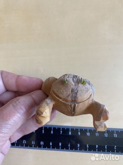 Деревянная фигурка лягушки