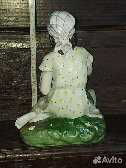 Статуэтка девочка с венком