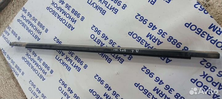 Молдинг стекла передняя левая на Dodge Caravan