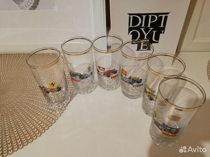 Высокие стаканы с гоночными машинами