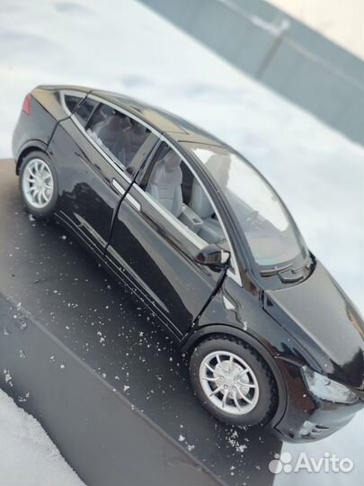 Металлическая машинка Tesla с выхлопом