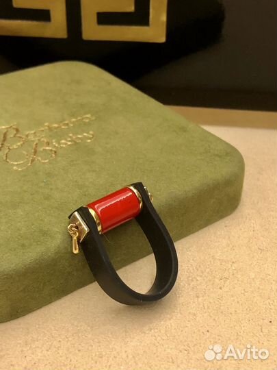 Кольцо с прессованным кораллом золотой гематит