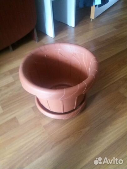 Большой цветочный горшок