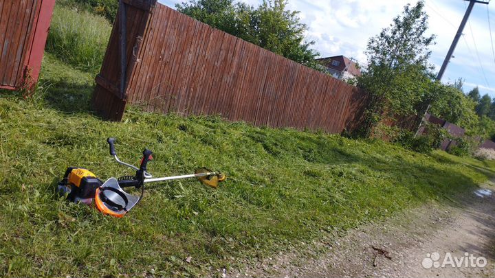 Покос травы триммером