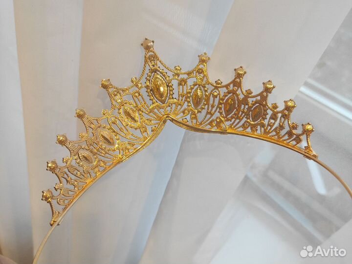 Диадема золотая с камнями