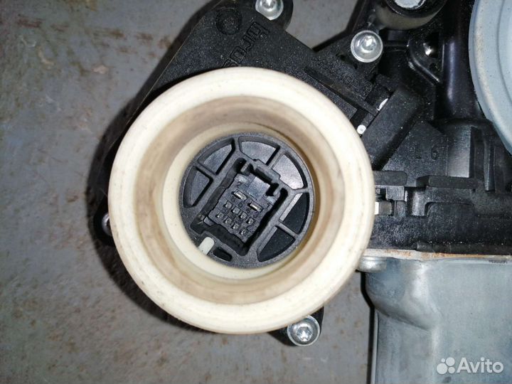 Моторчик стеклоподъемника задний правый Toyota