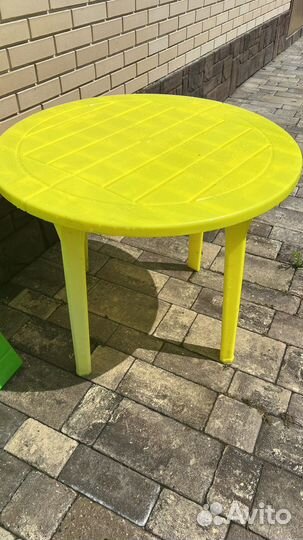 Пластиковый стол для дачи