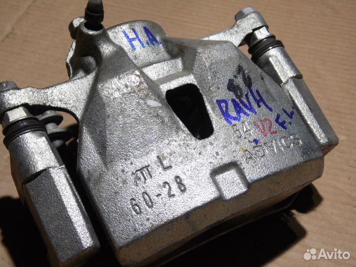 Суппорт передний левый Тойота Рав4