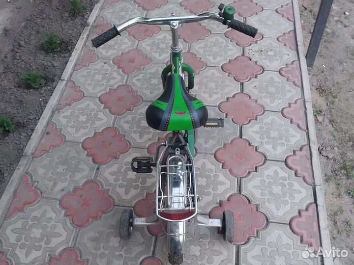 Детский велосипед с дополнительными колесами