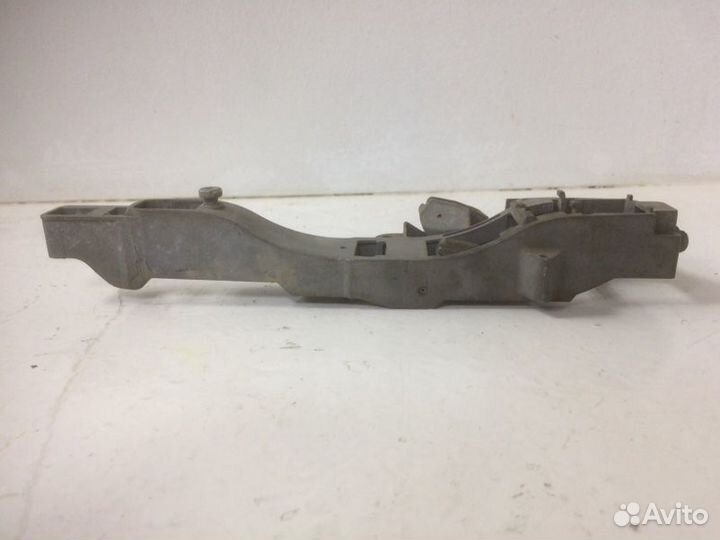 Кронштейн передний левый Citroen C4 2004