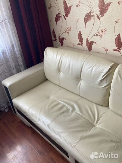 Кожаный диван