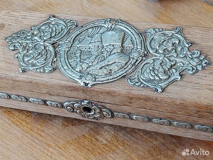 Деревянная шкатулка с чеканкой, старинная, древняя