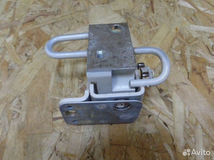 Петля дверная задняя левая Volkswagen Touareg 7L6