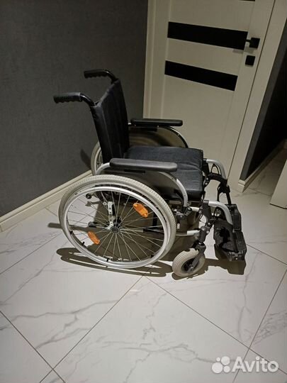 Кресло-коляска для инвалидов с ручным приводом