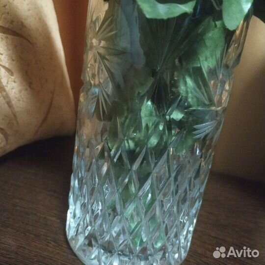 Хрустальная ваза с цветами