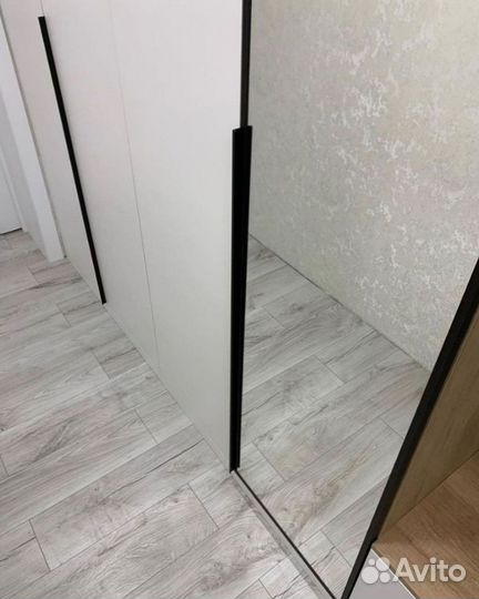 Шкаф распашной с открытой секцией