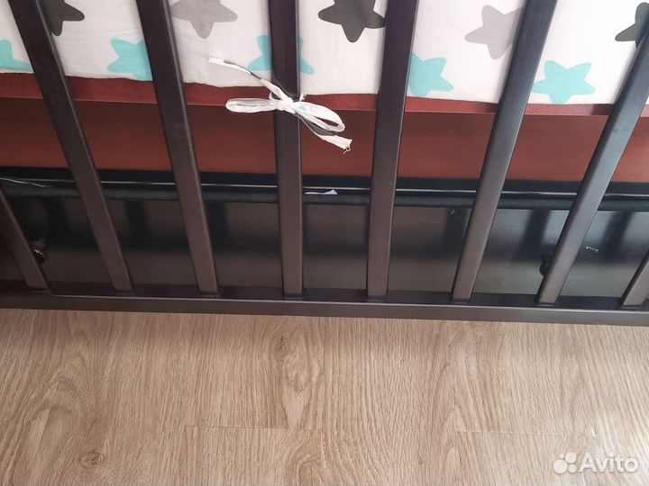 Детская кроватка с универсальным маятником