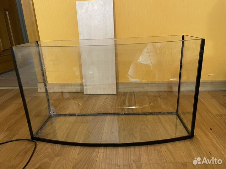 Изогнутый аквариум с подсветкой
